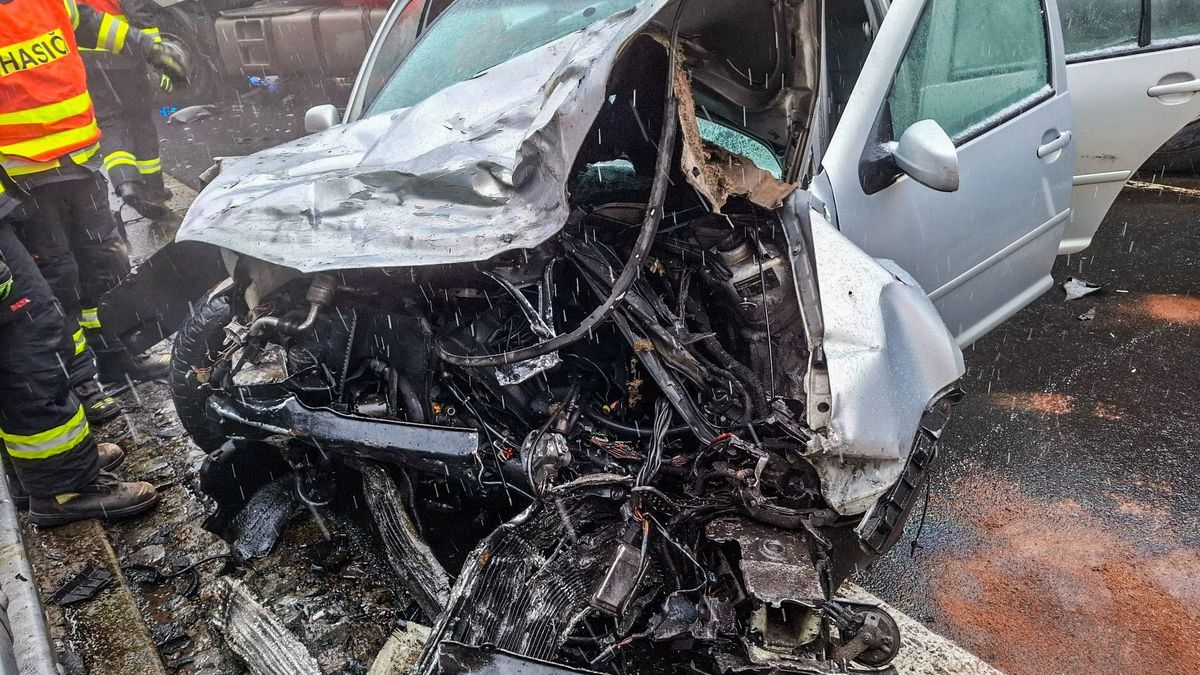 V Jeseníkách se srazil kamion s osobním autem, zraněnou řidičku převezli záchranáři do nemocnice